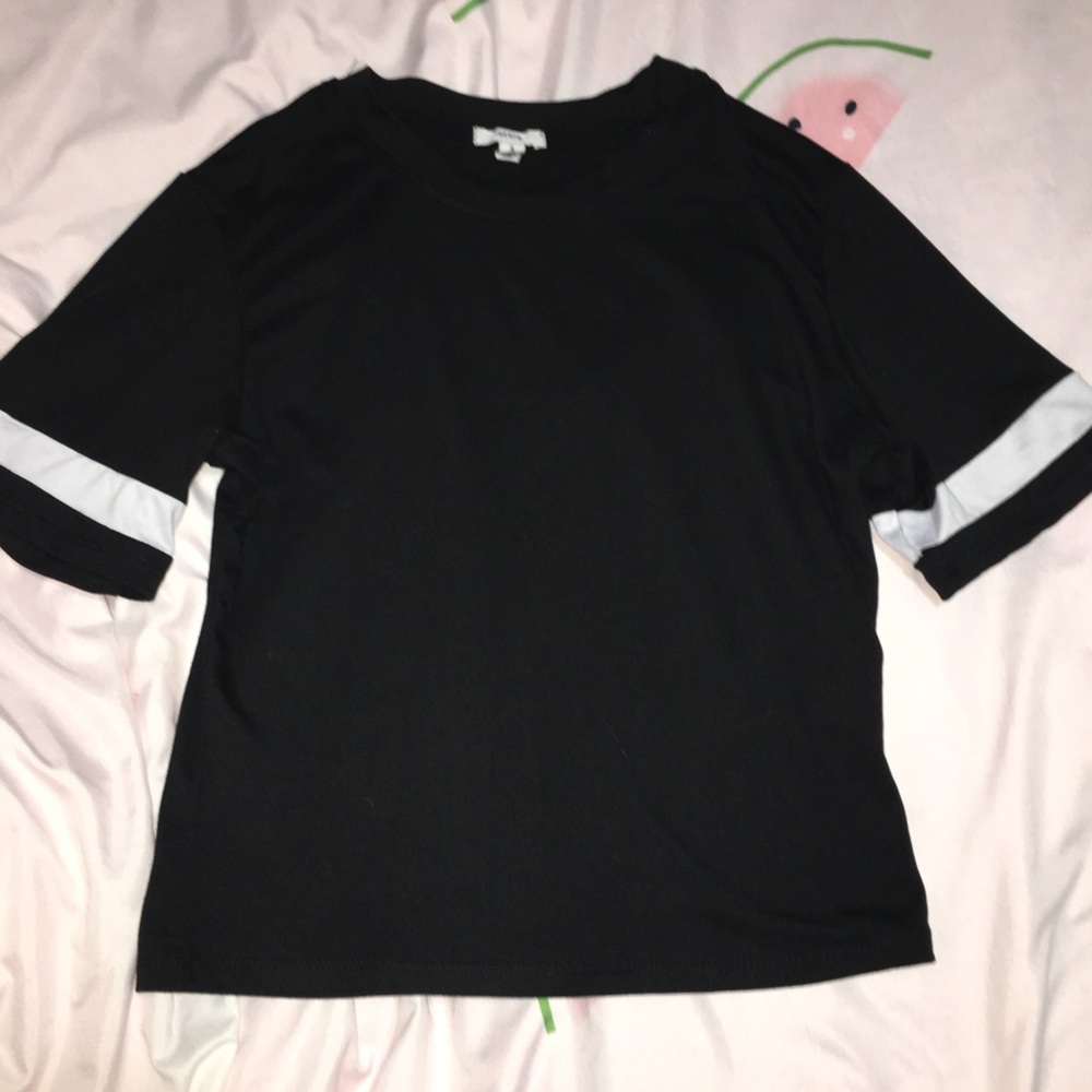 Black shirt, mid arm sleeves